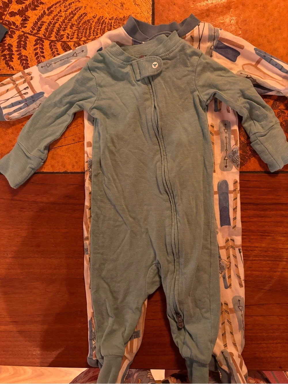 Burts bee baby 6-9 month bundle 1 honeysoft and 1 relaxed fit